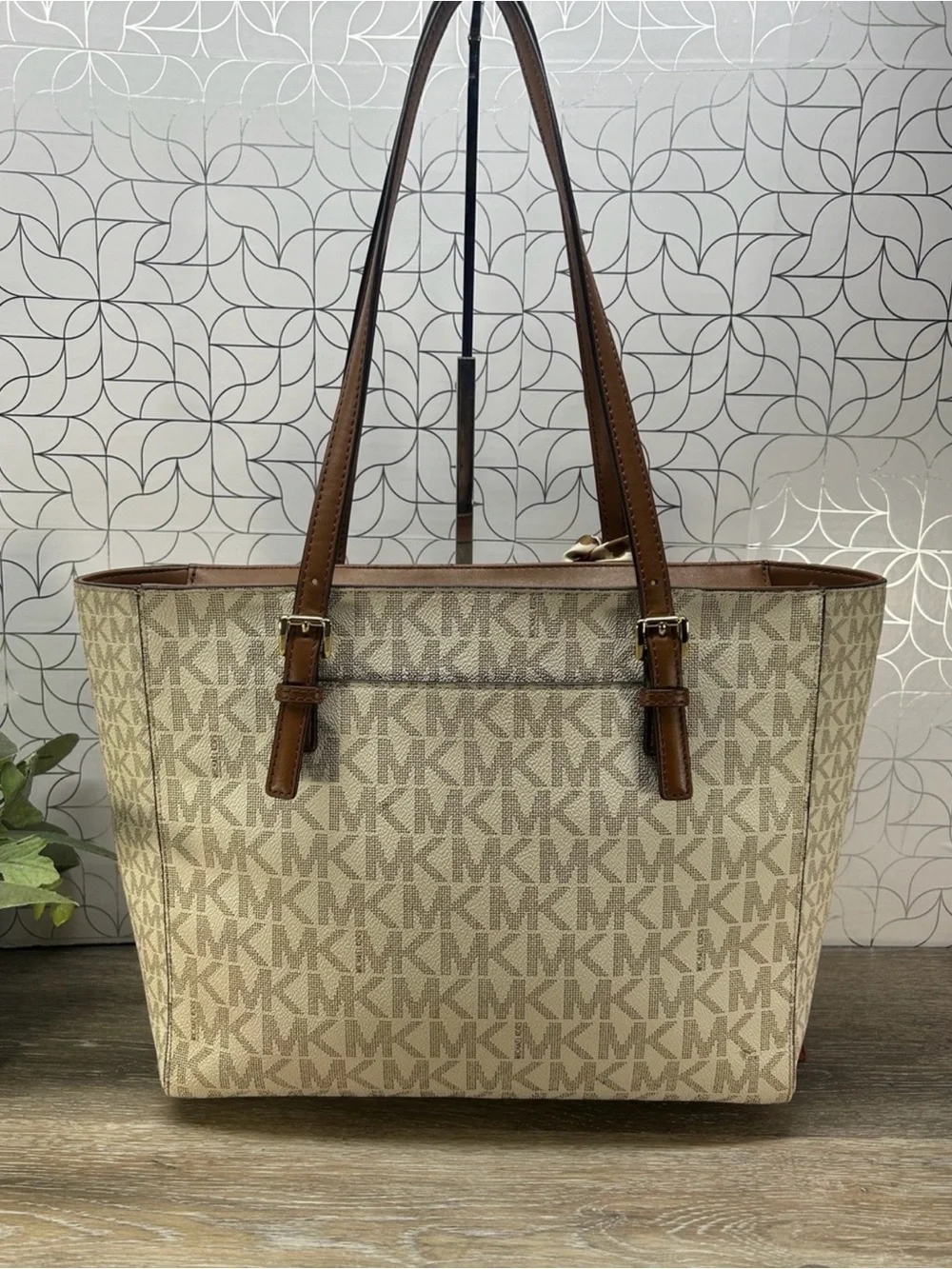 Michael Kors Hayley Large Logo Tote! Preowned!
